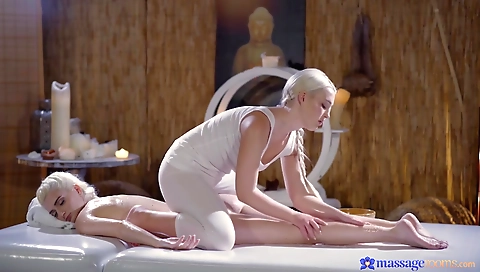 Sexy young loungeper meetingses with her pussy