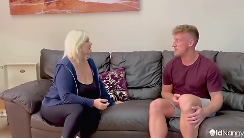 Married girl gets fucked at the house