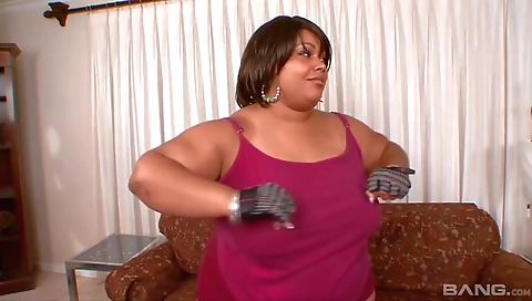 Christenat cult bedside usaes her boyfriend a cock