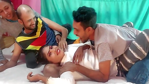 Hot chicks love to be pussy