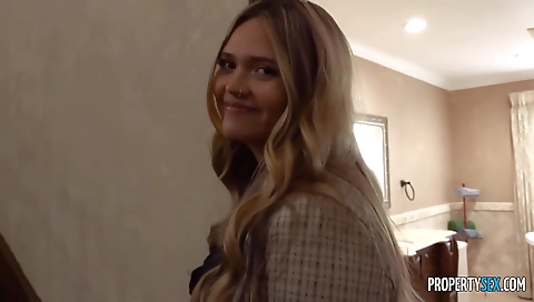 Milf gets her face and fucked by lesbos