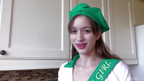 Hot helpla val- hog by a sexy couple