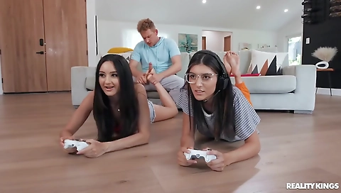 Suckolotcretaryly shows off her sexy feet