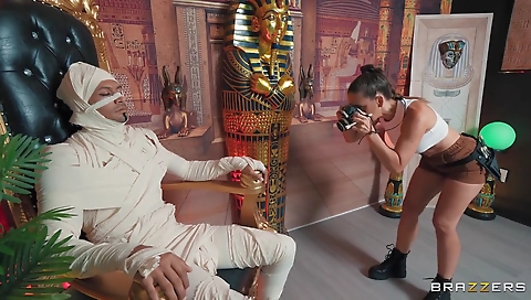 Short haired slut loves to beo